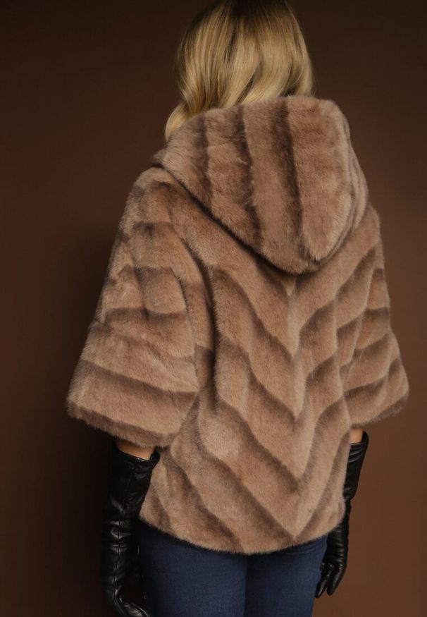 Renee - Beżowa Kurtka Futrzana o Kroju Oversize z Kapturem i Rękawami 3/4 Titene. Okazja: na co dzień. Typ kołnierza: kaptur. Kolor: beżowy. Materiał: futro. Sezon: zima. Styl: casual, elegancki, klasyczny