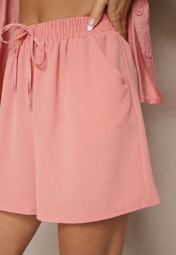 Renee - Różowe Szorty High Waist Ozdobione Sznurkiem Lunevia. Okazja: na co dzień. Stan: podwyższony. Kolor: różowy. Wzór: aplikacja. Styl: boho, klasyczny, casual, sportowy