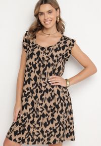 Born2be - Ciemnobeżowa Sukienka z Bawełny o Rozkloszowanym Kroju z Falbankami Zamiast Rękawów Jenalinea. Okazja: na co dzień. Typ kołnierza: kołnierz z falbankami. Kolor: beżowy. Materiał: bawełna. Typ sukienki: rozkloszowane. Styl: casual, elegancki #1