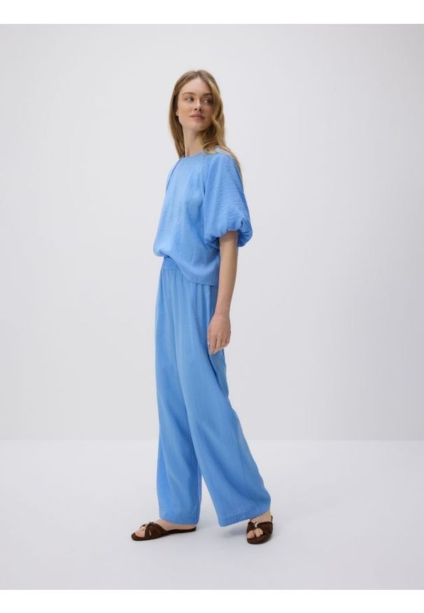 Reserved - Luźne spodnie z modalem - niebieski. Kolor: niebieski. Materiał: tkanina