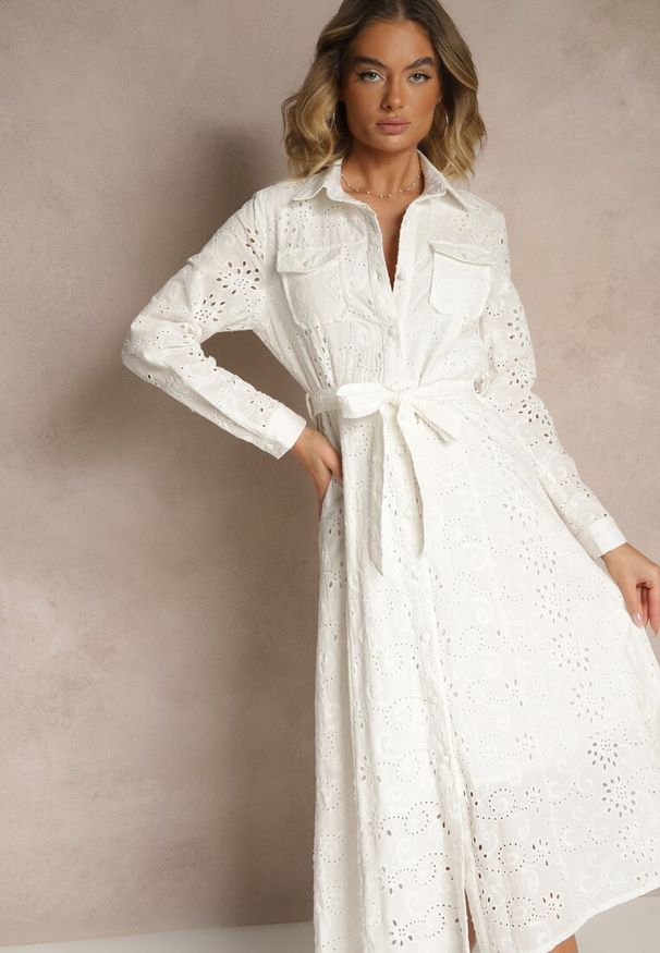 Renee - Biała Ażurowa Sukienka z Bawełny Ozdobiona Paskiem Novenelle. Kolor: biały. Materiał: bawełna. Wzór: aplikacja, ażurowy. Sezon: wiosna