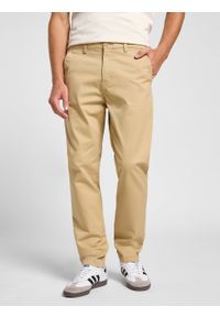 Lee - LEE MĘSKIE SPODNIE MATERIAŁOWE LEE SLIM CHINO SAND 112363970. Materiał: materiał #1