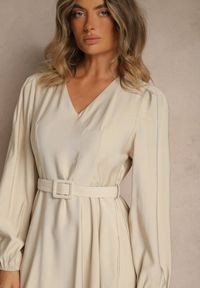 Renee - Beżowa Rozkloszowana Sukienka z Wiskozy z Paskiem ze Sprzączką Orille. Okazja: na randkę. Typ kołnierza: dekolt w serek. Kolor: beżowy. Materiał: wiskoza. Długość rękawa: długi rękaw