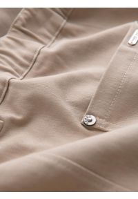 Ombre Clothing - Męskie spodnie cargo STRAIGHT LEG z paskami na kieszeniach – piaskowe V2. Materiał: bawełna, elastan, materiał. Wzór: paski. Styl: klasyczny, elegancki #2