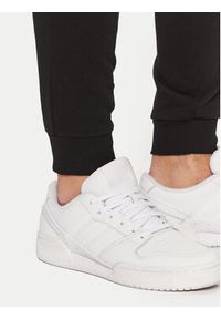 Jack & Jones - Jack&Jones Spodnie dresowe Gordon 12268442 Czarny Regular Fit. Kolor: czarny. Materiał: bawełna, syntetyk