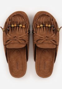 Renee - Brązowe Klapki VICES Mule Ozdobione Frędzlami Koralikami i Kokardą Eathelena. Okazja: na plażę. Kolor: brązowy. Wzór: aplikacja. Sezon: lato #9