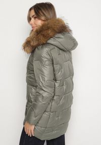 Born2be - Zielona Pikowana Kurtka z Kapturem z Odpinanym Futerkiem Galiara. Okazja: na co dzień, na spacer. Typ kołnierza: kaptur. Kolor: zielony. Materiał: futro. Styl: casual, elegancki
