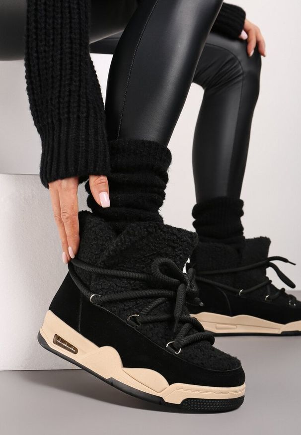 Renee - Czarne Płaskie Śniegowce Ozdobione Futerkiem w Stylu Baranka i Sznurowaniem Alabera. Okazja: na co dzień. Kolor: czarny. Materiał: futro. Wzór: aplikacja. Styl: casual, elegancki