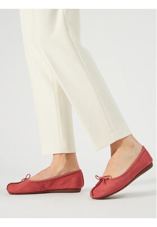 Clarks Baleriny Freckle Ice 26176285 Różowy. Kolor: różowy. Materiał: skóra, nubuk