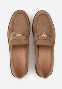 Renee - Ciemnobeżowe Mokasyny VICES ze Skórzaną Wkładką i Metaliczną Ozdobą Sereisana. Nosek buta: okrągły. Kolor: beżowy. Materiał: skóra. Wzór: aplikacja. Obcas: na obcasie. Wysokość obcasa: niski #5