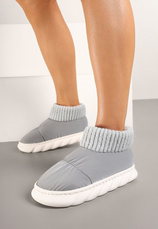 Born2be - Szare Kapcie Vices Pikowane na Piankowej Podeszwie Floraviel. Okazja: na co dzień, do domu. Kolor: szary. Materiał: dzianina, futro. Obcas: na płaskiej podeszwie. Styl: casual