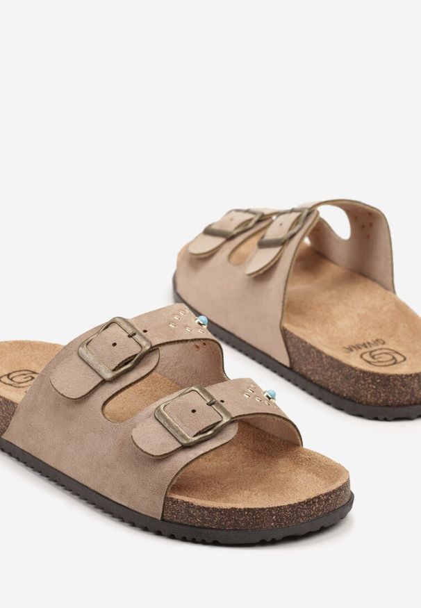 Born2be - Ciemnobeżowe Klapki z Ozdobnymi Klamrami Filistra. Okazja: na co dzień. Kolor: beżowy. Styl: elegancki, casual
