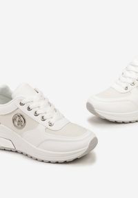 Born2be - Białe Sneakersy na Koturnie z Metaliczną Wstawką i Monogramem Milverna. Kolor: biały. Obcas: na koturnie