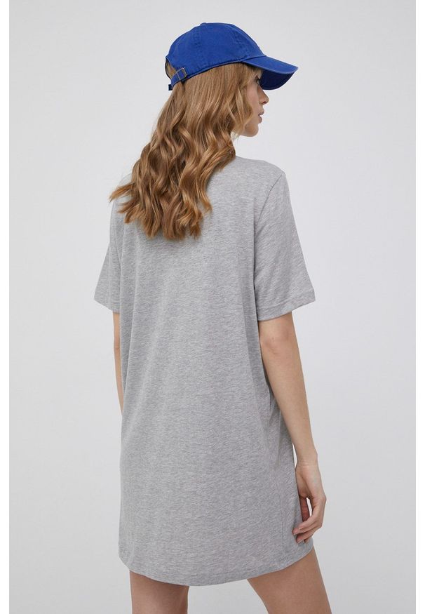 Reebok sukienka kolor szary mini prosta. Okazja: na co dzień. Kolor: szary. Materiał: dzianina. Długość rękawa: krótki rękaw. Typ sukienki: proste. Styl: casual. Długość: mini