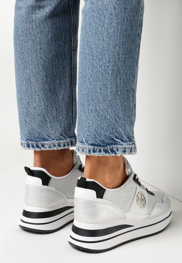 Born2be - Srebrne Sneakersy z Błyszczącymi Wstawkami i Metaliczną Naszywką Alany. Okazja: na co dzień. Kolor: srebrny. Materiał: jeans. Wzór: aplikacja