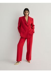 Reserved - Spodnie w kant z wiskozą - czerwony. Kolor: czerwony. Materiał: wiskoza
