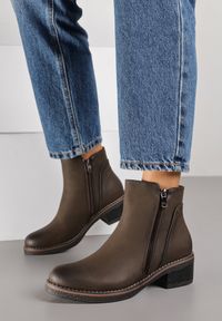 Born2be - Brązowe Botki do Kostki Zdobione Suwakiem przy Cholewce Ilosela. Okazja: na co dzień. Zapięcie: zamek. Kolor: brązowy. Materiał: jeans. Szerokość cholewki: normalna. Wzór: aplikacja. Obcas: na płaskiej podeszwie. Styl: casual, elegancki #7