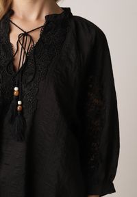 Born2be - Czarna Rustykalna Bluzka z Tencelu Ozdobiona Wiązaniem Koronką i Koralikami Sachi. Okazja: na co dzień. Kolor: czarny. Materiał: koronka. Długość rękawa: długi rękaw. Długość: długie. Wzór: aplikacja, koronka. Styl: casual #7