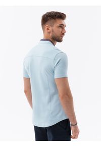 Ombre Clothing - Koszula męska dzianinowa z krótkim rękawem i kolorową stójką – błękitna V3. Typ kołnierza: kołnierzyk stójkowy. Kolor: niebieski. Materiał: dzianina. Długość rękawa: krótki rękaw. Długość: krótkie. Wzór: kolorowy. Styl: sportowy #2
