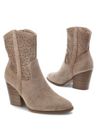Beżowe Botki S.Barski Modne Obuwie Damskie Na Obcasie. Okazja: na co dzień. Zapięcie: zamek. Kolor: beżowy. Szerokość cholewki: normalna. Wzór: aplikacja, kwiaty, ażurowy. Materiał: materiał, jeans. Obcas: na obcasie. Styl: boho, klasyczny, casual, elegancki. Wysokość obcasa: średni #7