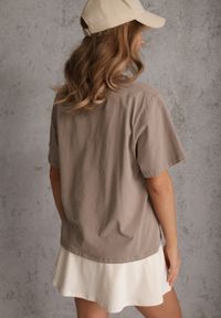 Renee - Beżowy T-shirt Bawełniany z Dekoltem w V Adozixie. Okazja: na co dzień. Kolor: beżowy. Materiał: bawełna. Styl: street, casual #3