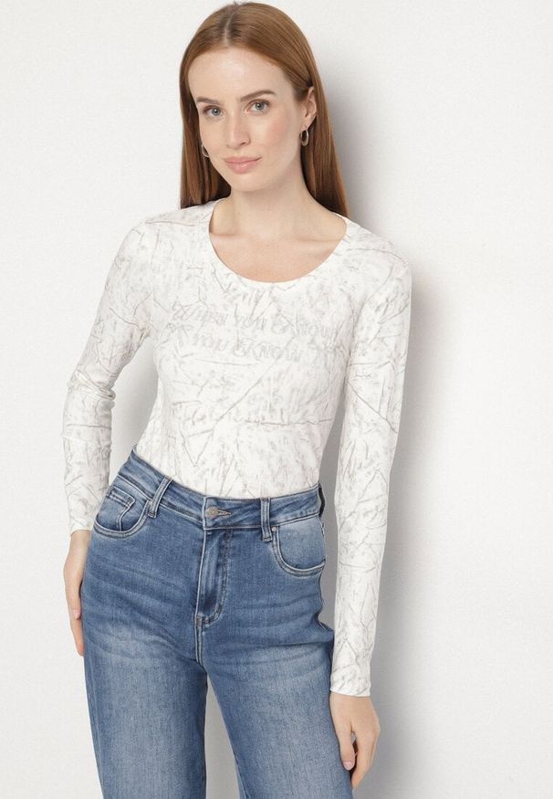 Born2be - Biała Bluzka Typu Longsleeve z Geometrycznym Wzorem Unila. Okazja: na spotkanie biznesowe, do pracy, na co dzień. Kolor: biały. Materiał: jeans. Długość rękawa: długi rękaw. Wzór: geometria. Styl: biznesowy, casual