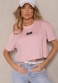 Renee - Różowy T-shirt z Bawełny o Kroju Crop Top Zdobiony Naszywką Adivrea. Okazja: na co dzień. Kolor: różowy. Materiał: bawełna. Wzór: aplikacja. Styl: casual #5