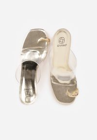 Born2be - Złote Klapki na Słupku z Transparentnym Paskiem i Obcasem Ryrnell. Okazja: na co dzień. Kolor: złoty. Materiał: jeans, materiał. Obcas: na obcasie. Styl: casual, elegancki, klasyczny. Wysokość obcasa: średni #9