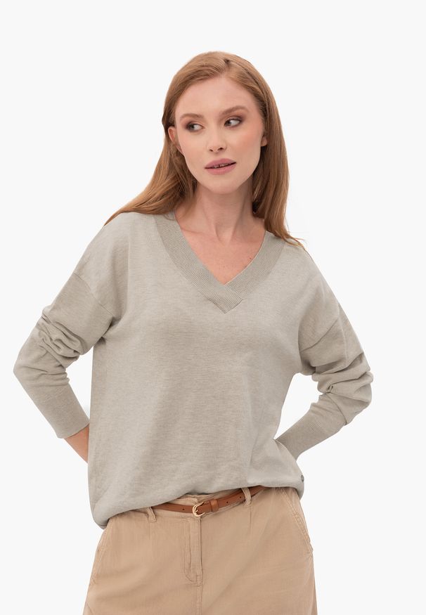 Volcano - Luźny sweter z dekoltem w serek S-JOY. Okazja: na co dzień. Typ kołnierza: dekolt w serek. Kolor: beżowy. Materiał: dzianina, jeans, prążkowany. Długość: krótkie. Wzór: gładki. Styl: elegancki, casual