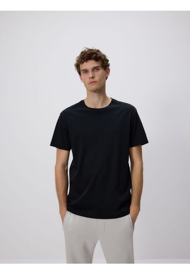 Reserved - T-shirt regular z modalem - czarny. Kolor: czarny. Materiał: dzianina