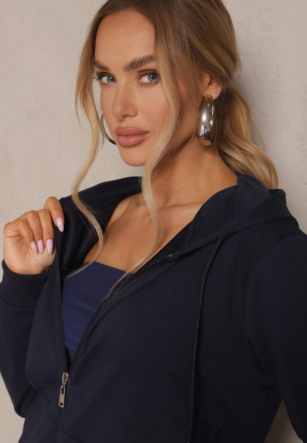 Renee - Granatowa Rozpinana Bluza z Bawełny z Kapturem Ozdobiona Sznurkami Telidwena. Okazja: na co dzień. Typ kołnierza: kaptur. Kolor: niebieski. Materiał: bawełna. Wzór: aplikacja. Styl: elegancki, casual