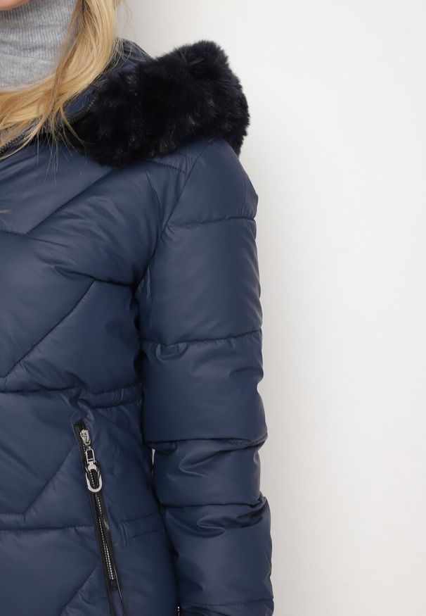 Born2be - Granatowa Pikowana Kurtka Zimowa z Szerokim Futrzanym Kołnierzem Elloriel. Okazja: na co dzień. Kolor: niebieski. Materiał: futro. Sezon: zima. Styl: elegancki, casual