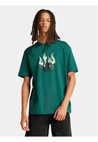 Adidas - adidas T-Shirt Flames Logo IS0177 Zielony Loose Fit. Kolor: zielony. Materiał: bawełna
