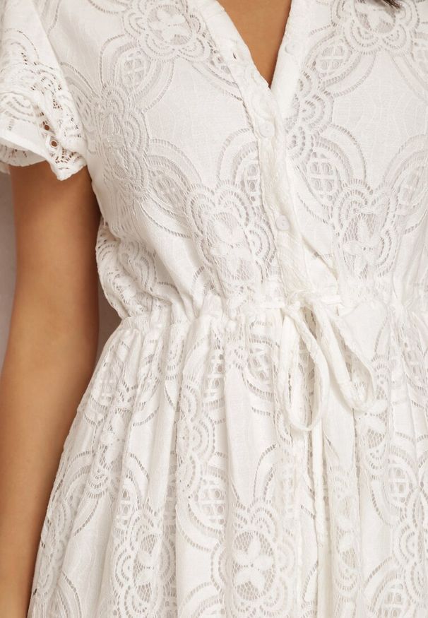 Renee - Biała Sukienka Meniphoche. Kolor: biały. Materiał: koronka, materiał. Długość rękawa: krótki rękaw. Wzór: aplikacja. Styl: elegancki. Długość: midi