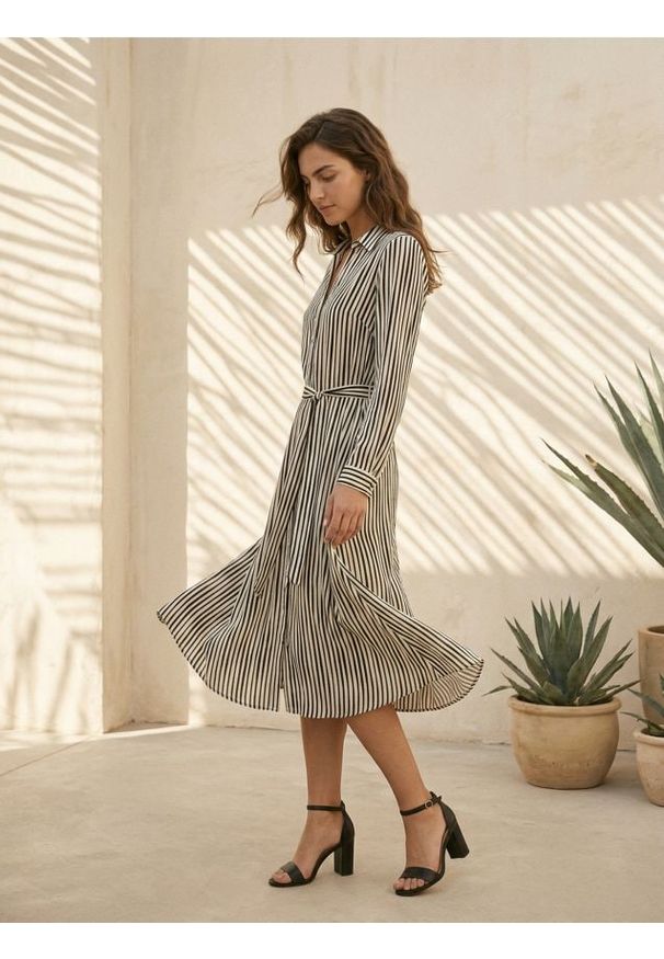 Sinsay - Wiskozowa koszulowa sukienka midi w paski - wielobarwny. Materiał: wiskoza. Wzór: paski. Typ sukienki: koszulowe. Długość: midi