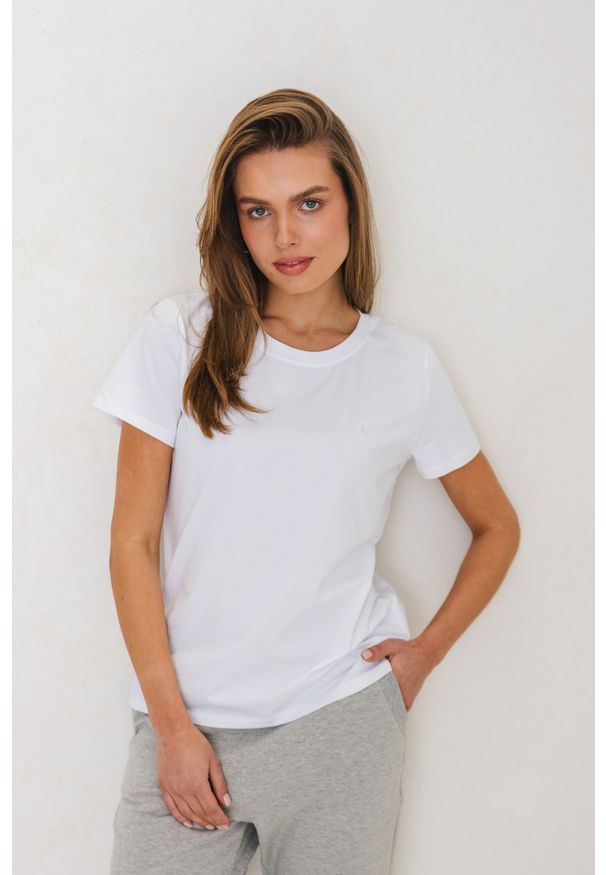 T-SHIRT INGA BIAŁY Z HAFTEM S - Flawless. Kolor: biały. Materiał: skóra, dresówka, bawełna, jeans, elastan. Długość rękawa: krótki rękaw. Długość: krótkie. Wzór: haft. Styl: sportowy