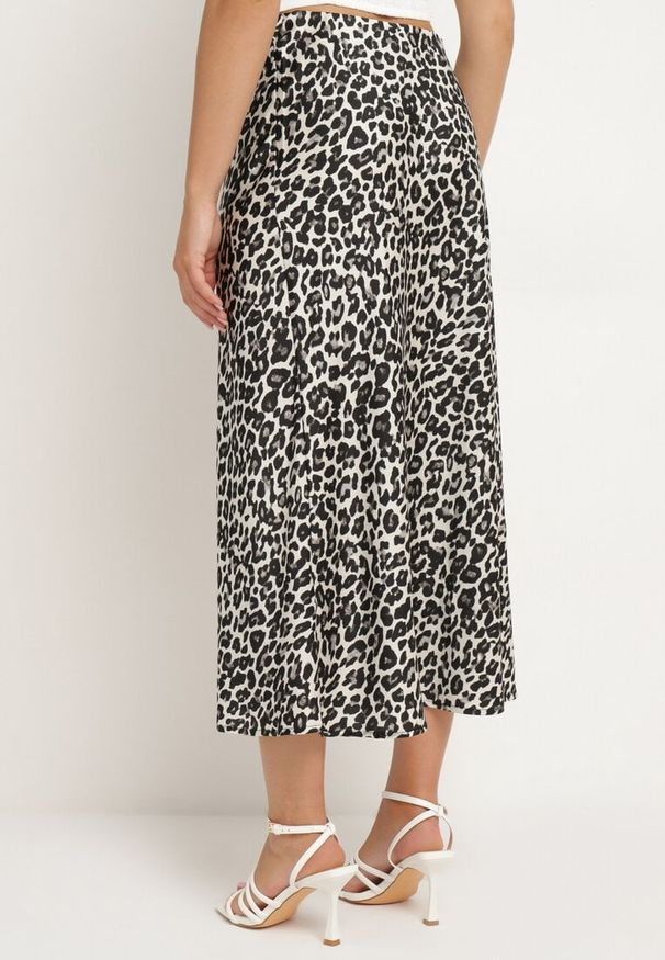 Born2be - Czarno-Biała Spódnica w Panterkę z Wysokim Stanem i Gumką w Pasie Dimimas. Okazja: na co dzień. Stan: podwyższony. Kolor: czarny. Materiał: jedwab, wiskoza. Wzór: motyw zwierzęcy. Styl: casual, klasyczny, wizytowy
