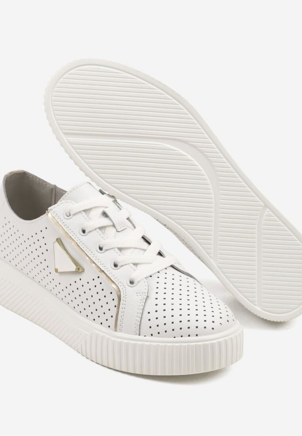 Born2be - Białe Skórzane Sneakersy z Perforacją i Trójkątną Aplikacją Tellarosa. Okazja: na co dzień. Kolor: biały. Materiał: skóra. Wzór: aplikacja