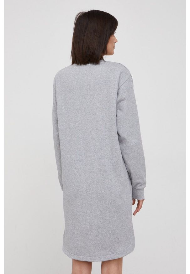 Lacoste sukienka kolor szary mini prosta. Okazja: na co dzień. Kolor: szary. Wzór: aplikacja. Typ sukienki: proste. Styl: casual. Długość: mini