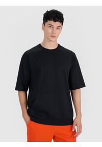 4f - 4F Bluza dresowa z krótkim rękawem bez kaptura męska - czarny S. Okazja: na co dzień. Typ kołnierza: bez kaptura. Kolor: czarny. Materiał: dresówka. Długość rękawa: krótki rękaw. Długość: krótkie. Wzór: gładki, ze splotem. Styl: casual, klasyczny, sportowy #1