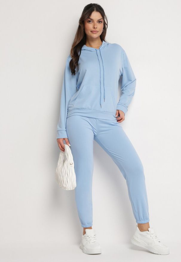 Born2be - Jasnoniebieski Komplet Dresowy Bluza Kangurka z Kapturem i Spodnie Joggery Triasa. Kolor: niebieski. Materiał: dresówka