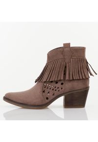 Szare kowbojki damskie M.Daszyński Sa261-13. Okazja: na co dzień. Kolor: szary. Materiał: zamsz. Szerokość cholewki: normalna. Sezon: wiosna, jesień, lato. Obcas: na obcasie. Styl: casual, elegancki, boho, klasyczny. Wysokość obcasa: średni #1