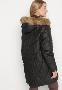 Born2be - Czarna Kurtka z Asymetrycznym Pikowaniem i Kapturem z Futerkiem Ruvita. Okazja: na co dzień. Typ kołnierza: golf. Kolekcja: plus size. Kolor: czarny. Materiał: futro. Styl: casual #3