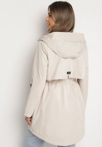 Born2be - Jasnobeżowa Klasyczna Kurtka Parka z Kapturem i Ściągaczem w Talii Tulasira. Okazja: na co dzień. Typ kołnierza: kaptur. Kolor: beżowy. Materiał: jeans. Styl: klasyczny #5