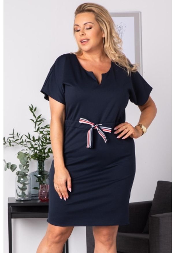 KARKO - Sukienka kimono RENIA wiązana w pasie granatowa. Okazja: do pracy, na spacer, na co dzień. Typ kołnierza: dekolt w serek, kaptur. Kolekcja: plus size. Kolor: niebieski. Materiał: tkanina, poliester, elastan, wiskoza. Sezon: lato. Typ sukienki: proste, dla puszystych, sportowe. Styl: sportowy, casual, elegancki, klasyczny, wakacyjny. Długość: midi