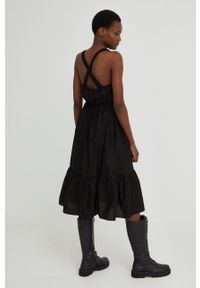 Answear Lab sukienka kolor czarny midi rozkloszowana. Typ kołnierza: dekolt w karo. Kolor: czarny. Materiał: tkanina. Typ sukienki: rozkloszowane. Styl: wakacyjny. Długość: midi #3