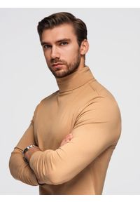 Ombre Clothing - Męski longsleeve gładki z golfem - jasnobrązowy V5 - Rozmiar: S. Okazja: na co dzień. Typ kołnierza: golf. Kolor: brązowy. Materiał: jeans, dzianina, bawełna, elastan. Długość rękawa: długi rękaw. Wzór: gładki. Sezon: zima, jesień. Styl: casual, klasyczny, elegancki