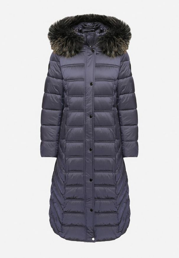 Born2be - Granatowa Pikowana Kurtka Zimowa o Długim Kroju z Odpinanym Kapturem z Futrem Mintoria. Okazja: na co dzień. Kolor: niebieski. Materiał: futro. Długość: długie. Sezon: zima. Styl: casual, elegancki