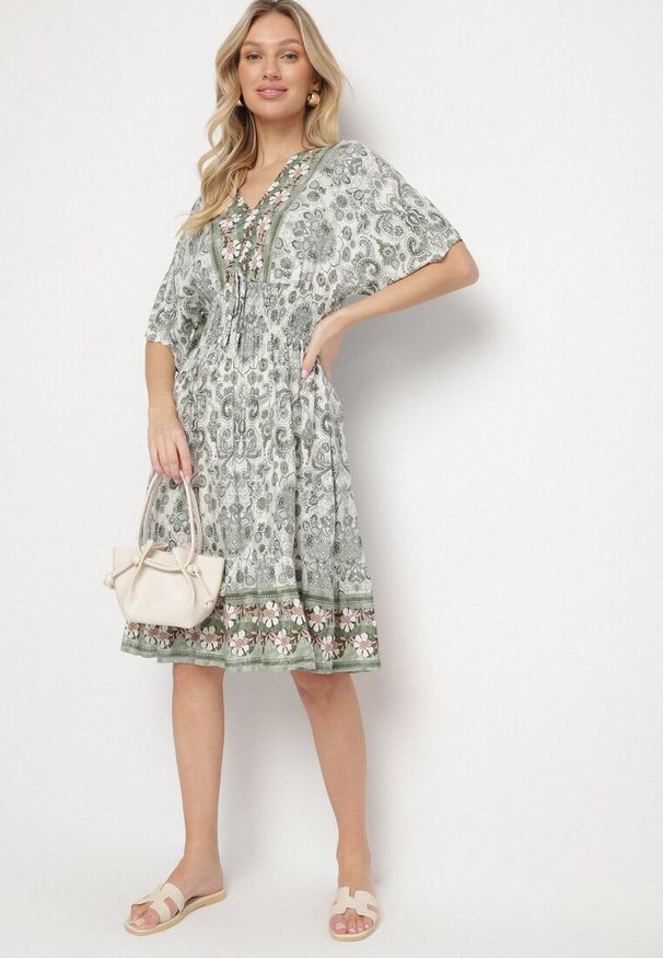 Born2be - Ciemnozielona Sukienka z Wiskozy w Ornamentalny Wzór z Szeroką Gumką w Pasie Tanissla. Okazja: na co dzień, na randkę, do pracy, na spotkanie biznesowe. Typ kołnierza: dekolt w kształcie V. Kolor: zielony. Materiał: wiskoza. Długość rękawa: krótki rękaw. Sezon: wiosna, lato. Styl: biznesowy, klasyczny, casual, elegancki