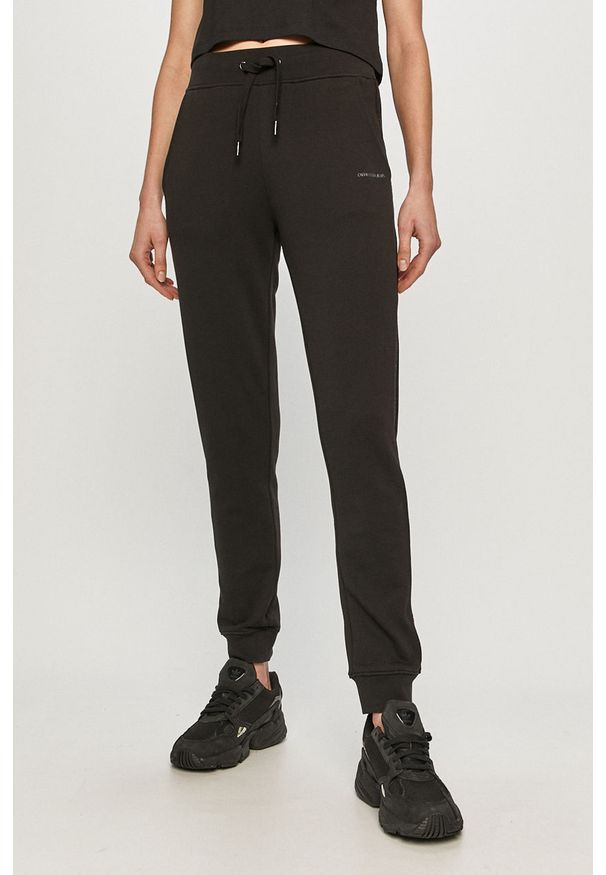 Calvin Klein Jeans - Spodnie. Kolor: czarny. Materiał: bawełna, dzianina. Wzór: nadruk